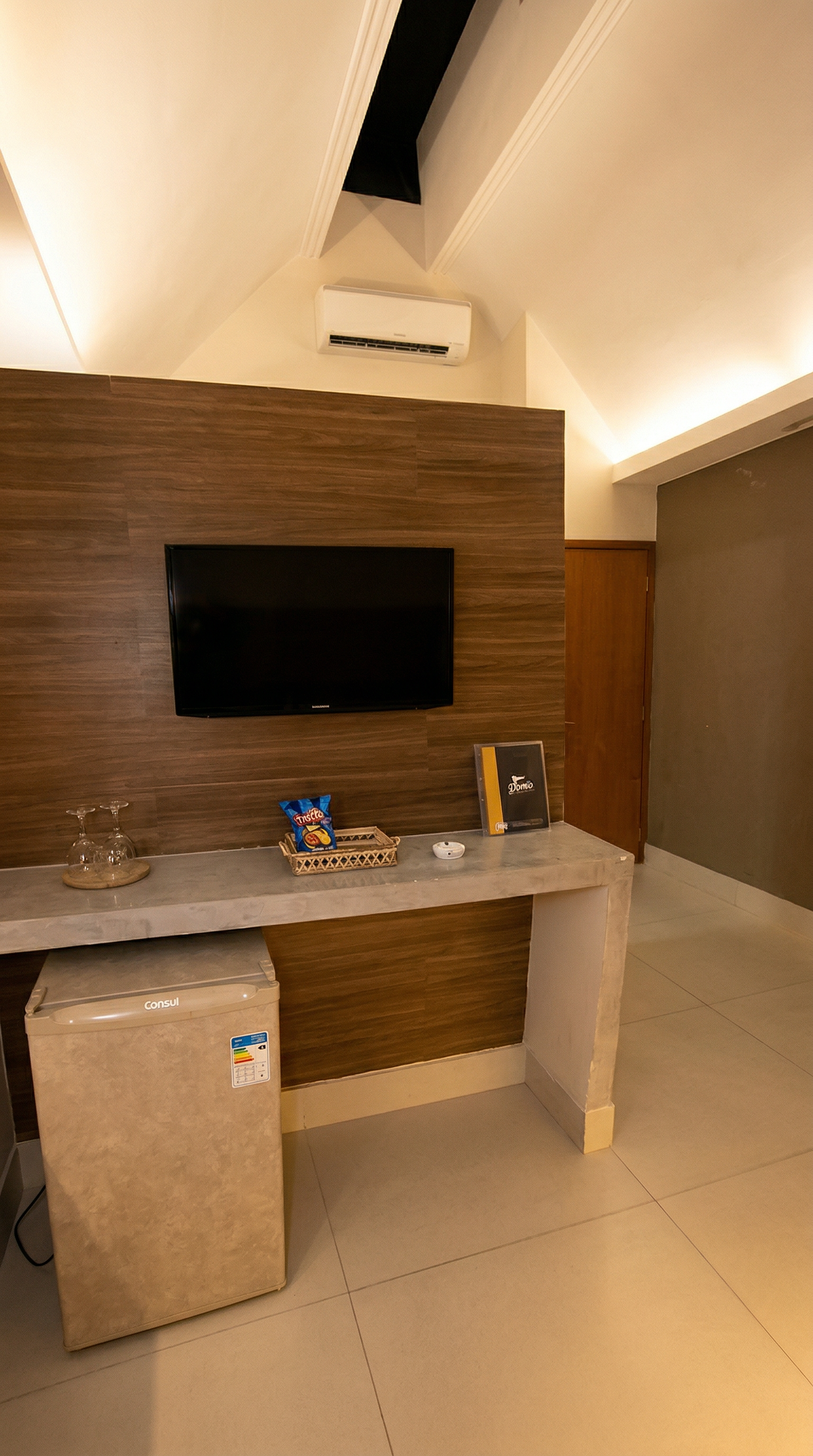 Painel e Frigobar da Suíte Fiesta